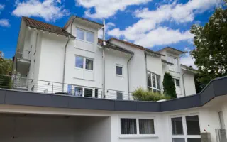 Vorderansicht Haus 1 mit großer Gemeinschafts-Terrasse.