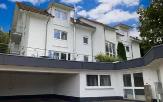 Vorderansicht Haus 1 mit großer Gemeinschafts-Terrasse.