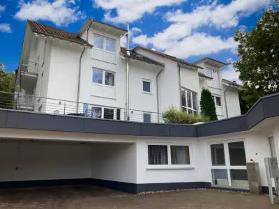 Eingangsbereich mit Haus 1 vom Hof aus fotografiert.