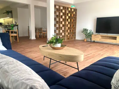Großes gemütliches Gemeinschaftswohnzimmer, Durchgang zur Küche.