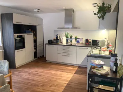 Moderne Gemeinschaftsküche zum Kochen, Backen und Austauschen.
