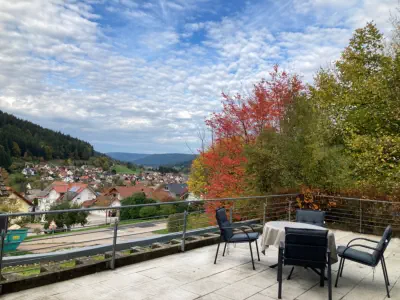 Unsere Gemeinschaftsterrasse mit phantastischem Ausblick über den Schwarzwald.