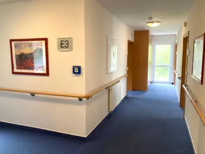 Gang im 3. Stockwerk, selbstverständlich mit Fahrstuhl.