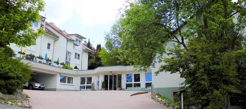 Haus 1 und Haus 2 mit Verbindungsbau und Haupteingang